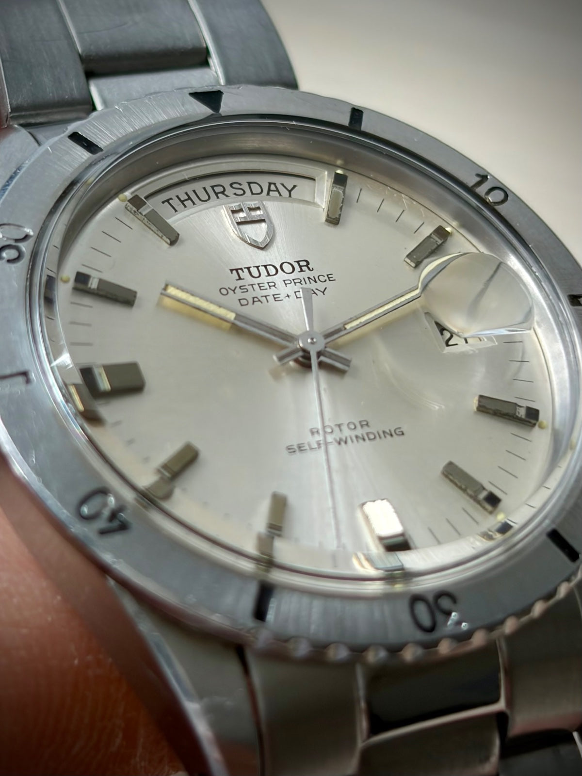 Tudor Date+Day